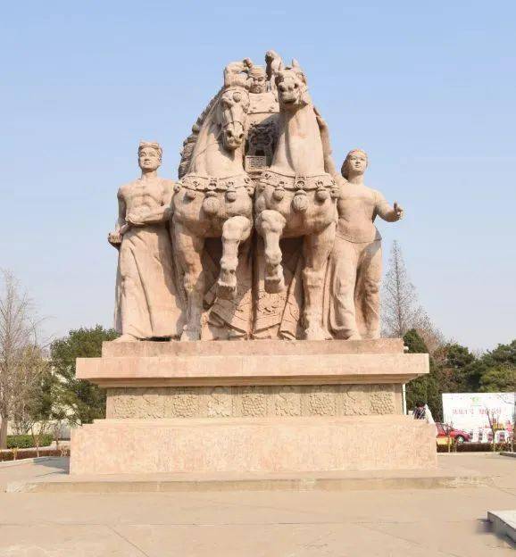 之际,为展示建国10年来取得的成就,召开了"首都十大建筑美术工作会议"