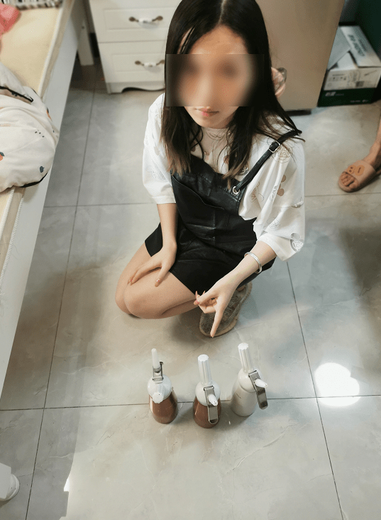 美女吸毒图片