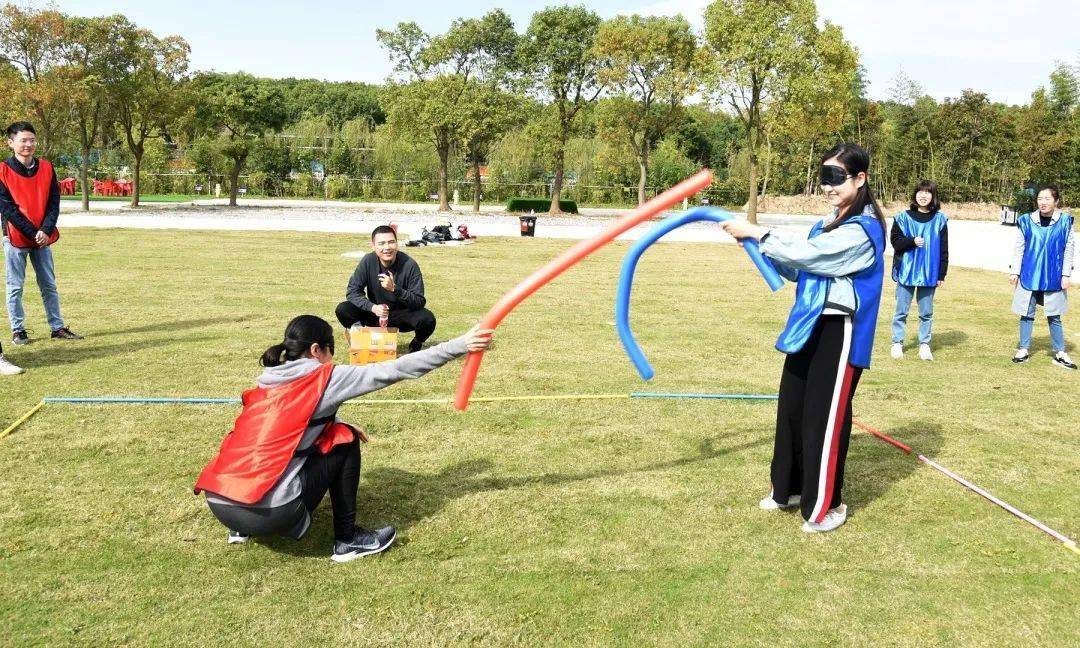 两家单位的青年们首先进行了自我介绍和分组,随后开展了《蒙眼互打》