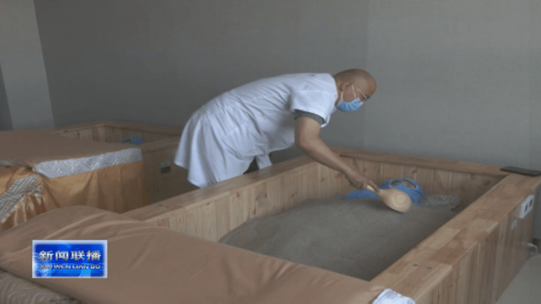 在西乌珠穆沁旗蒙医医院看到,患者正在进行传统蒙医沙疗法治疗风湿.