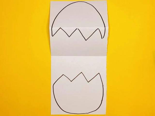 第四步:折好后,在纸面上画一颗恐龙蛋.