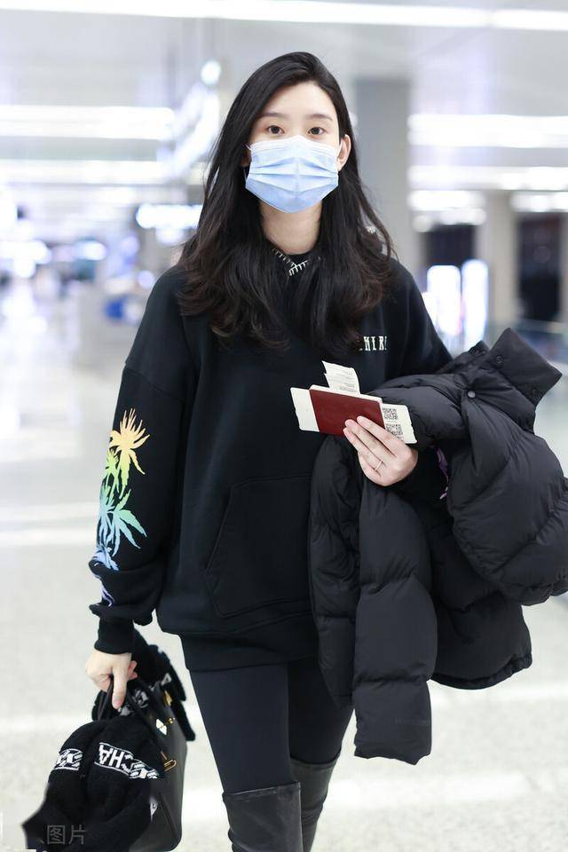 嫁入豪门的奚梦瑶现身机场心情超好,逆天长腿瘦成麻杆