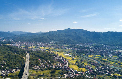 這是福建泉州南安市羅東鎮附近秋色(10月28日無人機照片).