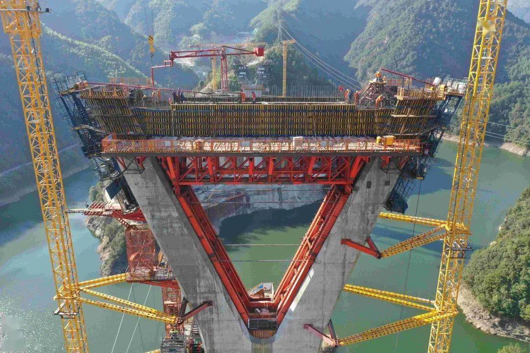 浙江省最高混凝土斜拉桥顺利完成第一次横梁浇筑
