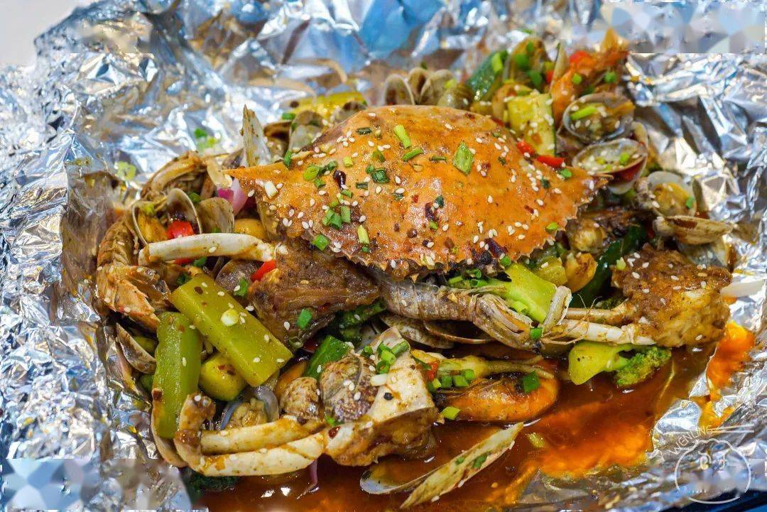 蟹肉,蛏子,墨鱼仔,花甲,大虾将锡纸塞得满满当当,每样海鲜都肉感十足