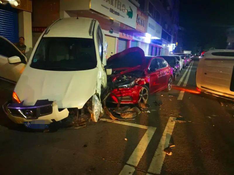 兴宁团结路一男子撞了4辆车后弃车而逃