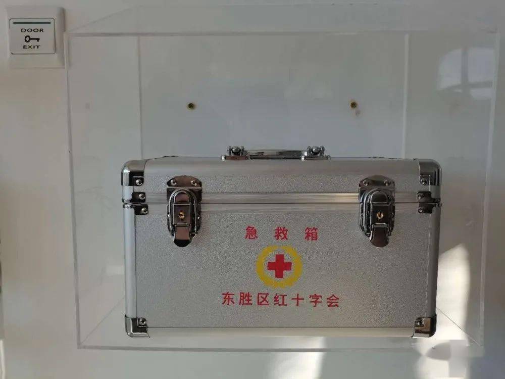 【工作动态】东胜区信访局为来访群众健康保驾护航_急救箱