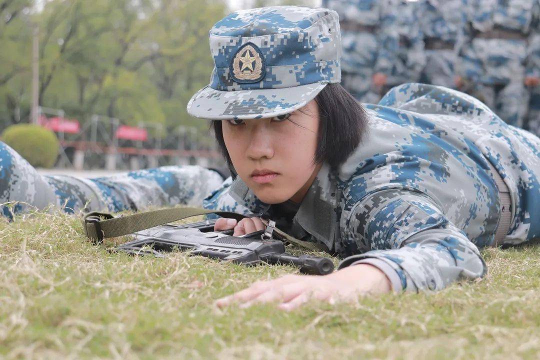 军中绿花初绽放女兵的美总有一款打动你