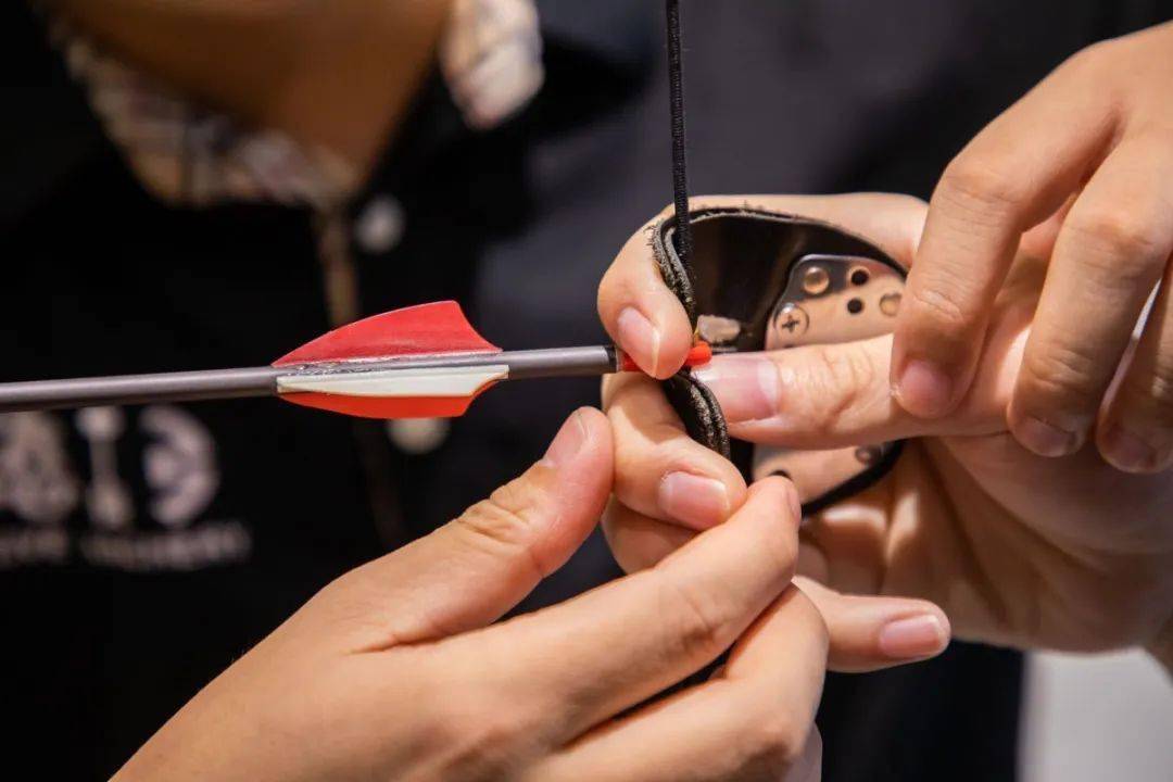 掌握好射箭技巧诀窍,"一发百中不是梦"站位,搭箭,扣弦,开弓,瞄准戴好