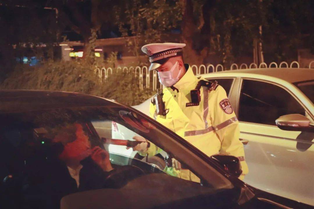 20:10分,经过细致侦查,耐心等待,扒窃团伙的犯罪嫌疑人终于落出马脚