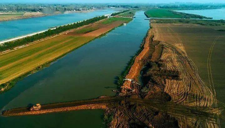 800多台套设备超过1500名工人在宿鸭湖畔填筑人工岛一派繁忙景象