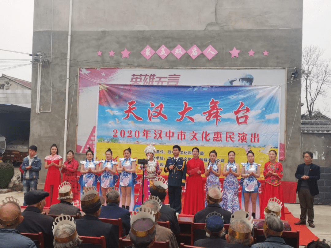 洋县马畅镇双庙村为40多位老人集体过生日会文明实践送温暖