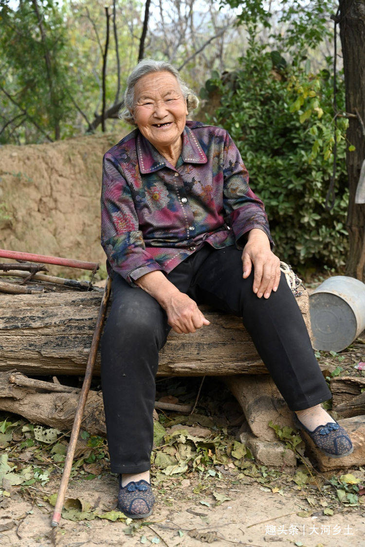 女儿送来两箱方便面,78岁大娘背起一箱送给小姑子:近了就亲