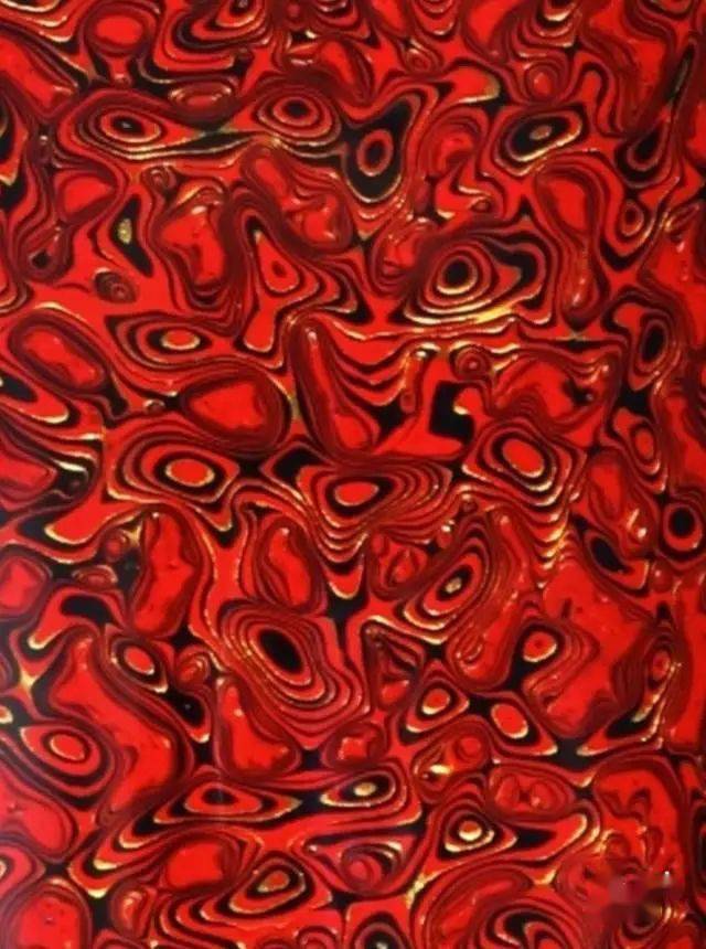 五天的展会期结束后,杨细容凭借着自己多年漆艺,决定做出一件脱胎犀皮