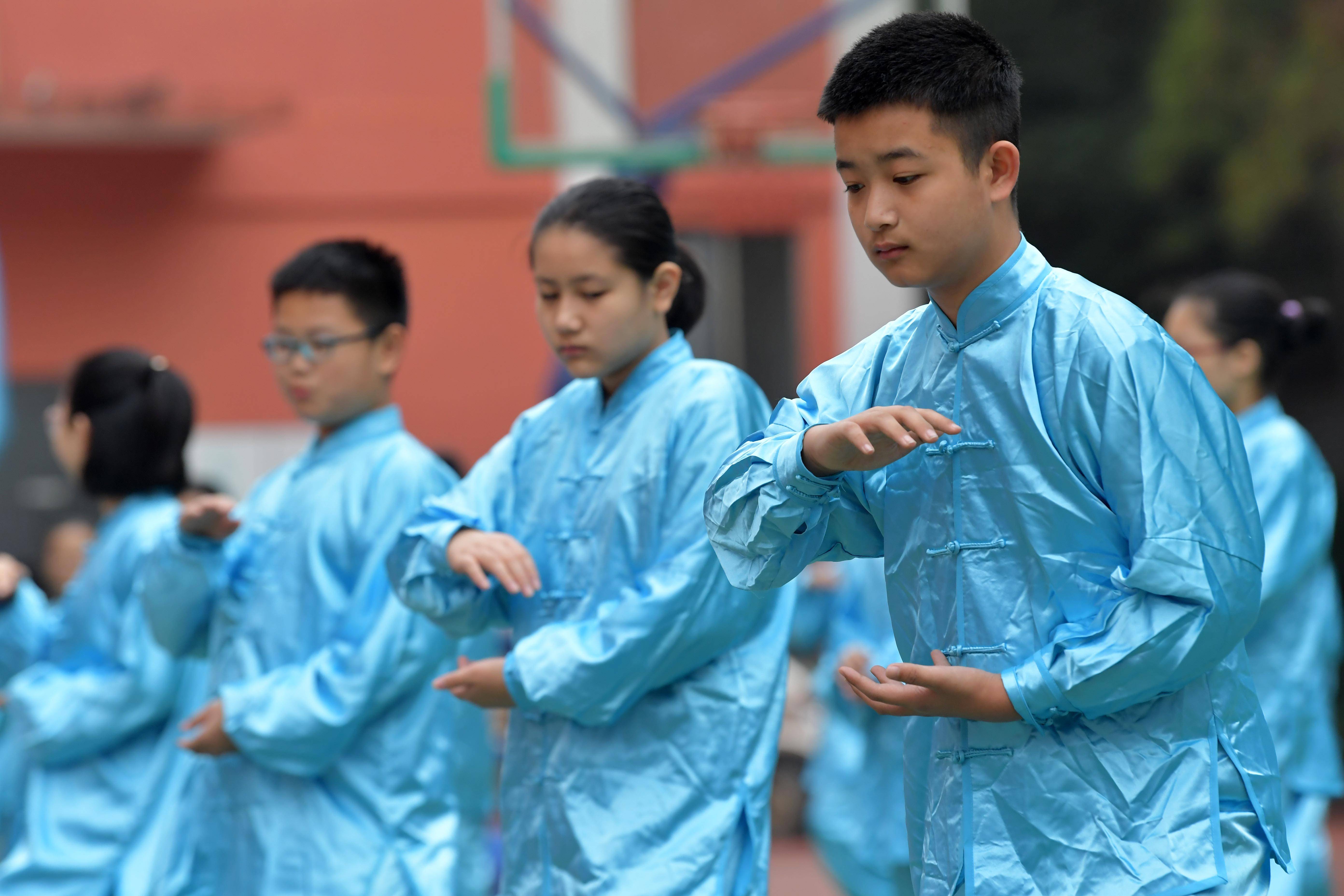 10月29日,学生在老师带领下练习太极拳(无人机拍摄.