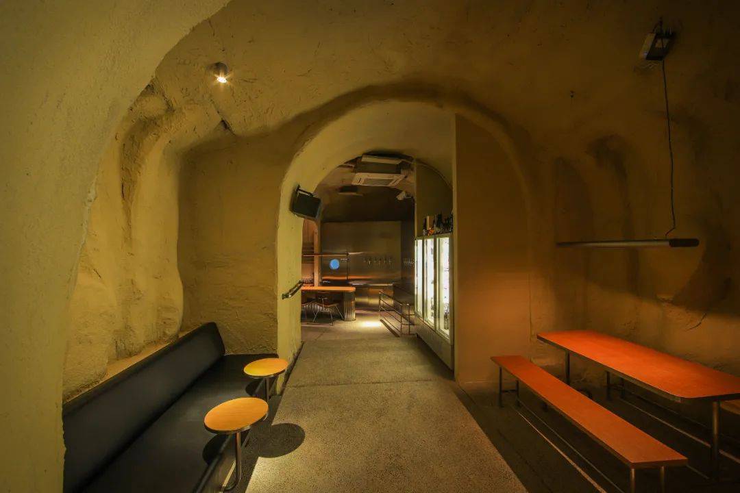 防空洞爆改时尚酒吧不一样的探索体验