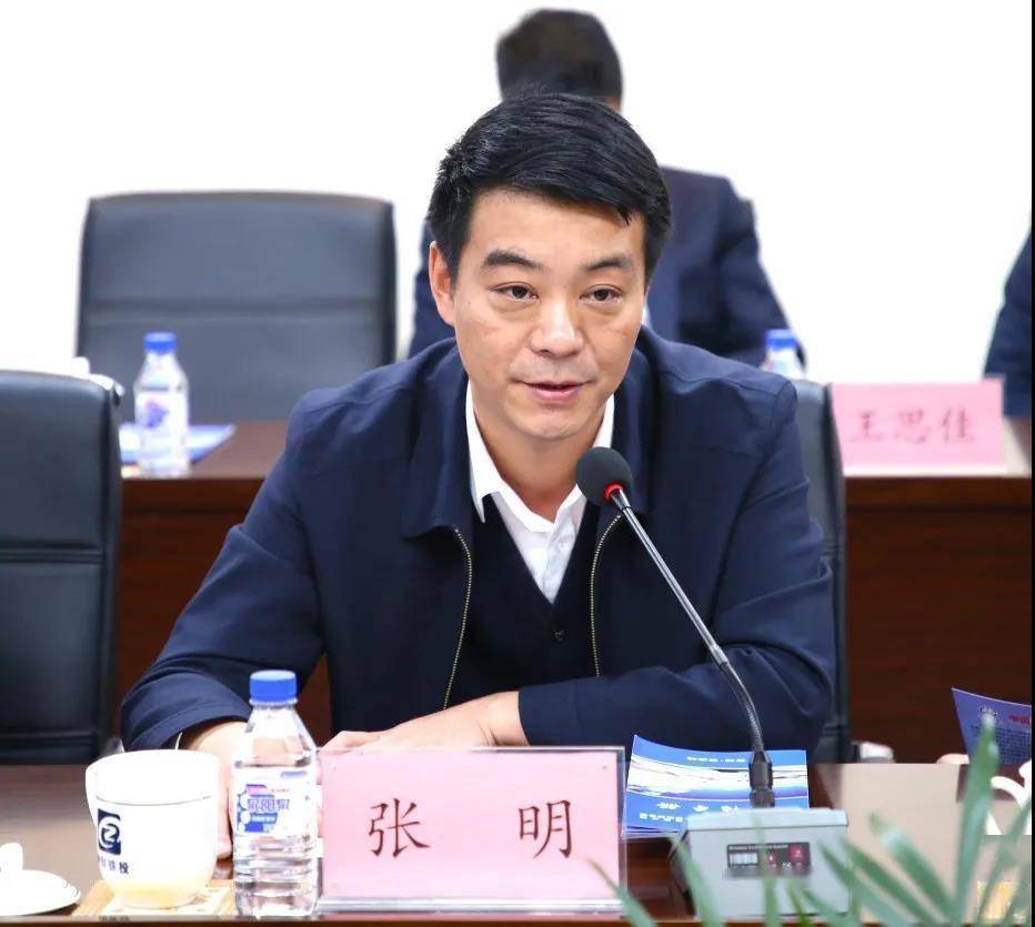 座谈会上,张明对调研组的到来表示欢迎,并简要介绍了公主岭市发展情况