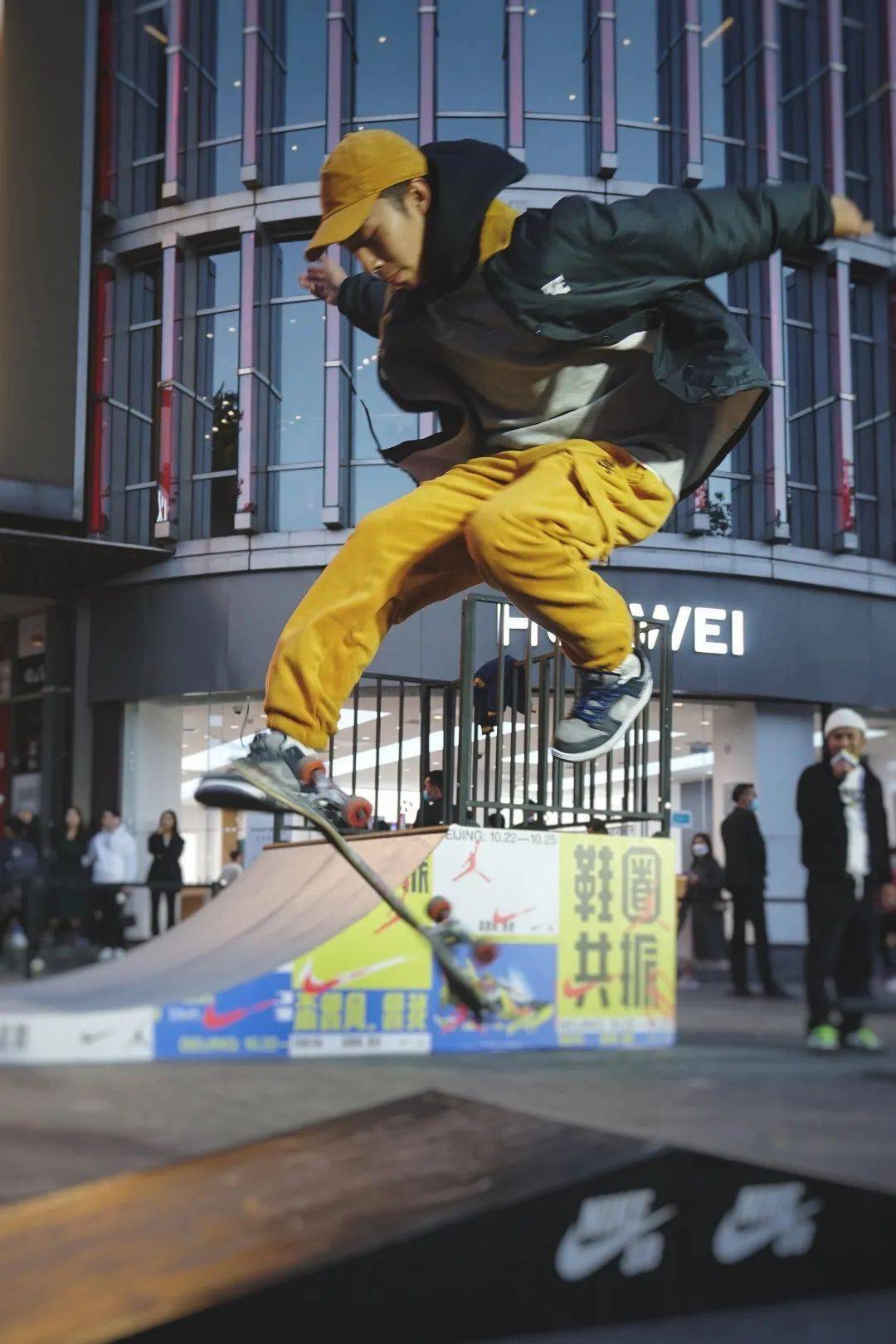 王玓在当天的表演赛中做出的动作nike sb 作为品牌专业滑板支线,如今