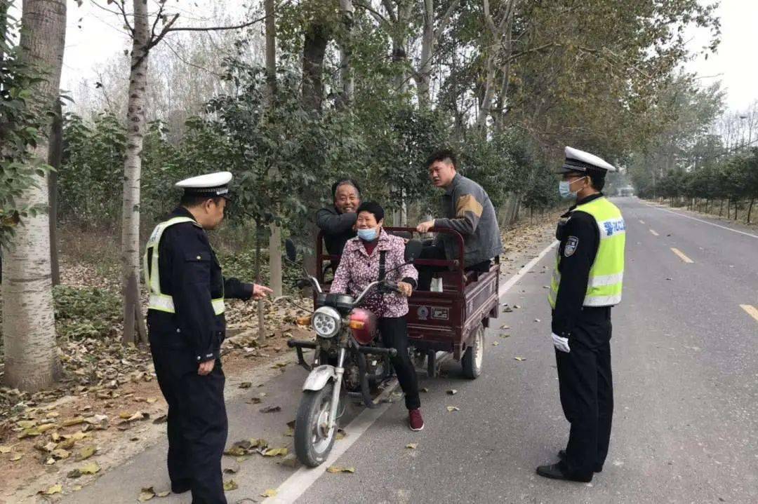 灵宝交警对农用三轮车违法载人说不
