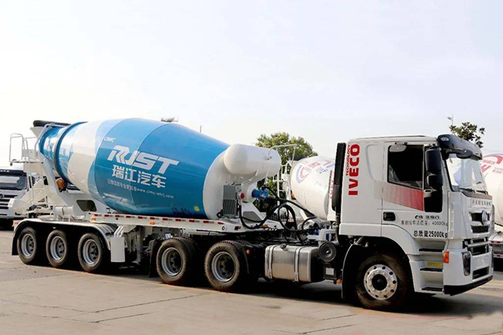 针对以上痛点,红岩瑞江搅拌半挂车在油耗方面有不小的改观,该款车搭配