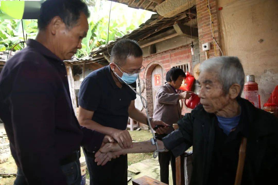 "我爷爷以前找潘明继看过病,今天是我爸爸来找潘家义诊团,找潘明继的