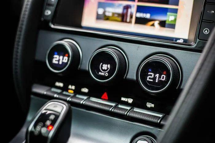 空调出风口在使用与不使用之间会升降,英伦的仪式感十足!