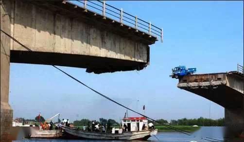 九江大橋,橋的錯?還是船的錯?津晉高速公路匝道橋坍塌事故現場.