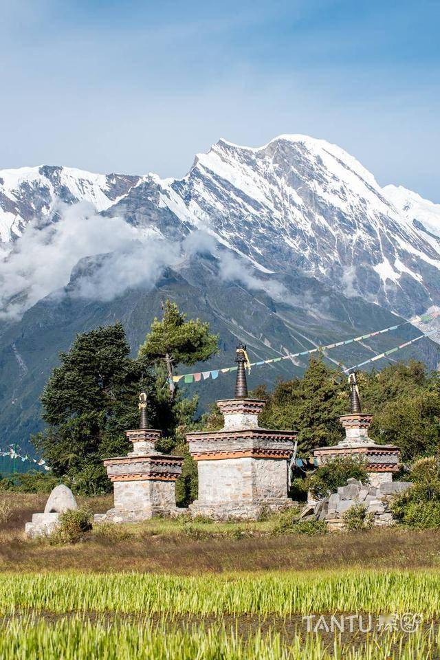 乃夏村位于吉隆沟,吉隆是西藏日喀则地区偏远的边境县,与尼泊尔接壤.