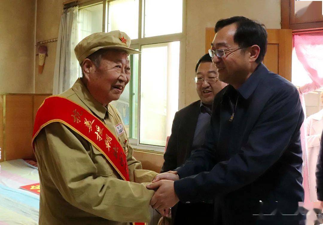 冯伟看望慰问抗美援朝老战士李连成