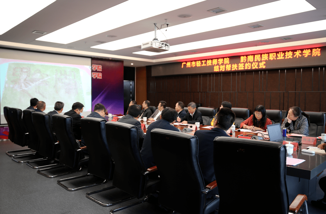 黔南州人社局党组书记,局长潘建辉,黔南职院党委书记罗俊,院长饶辉