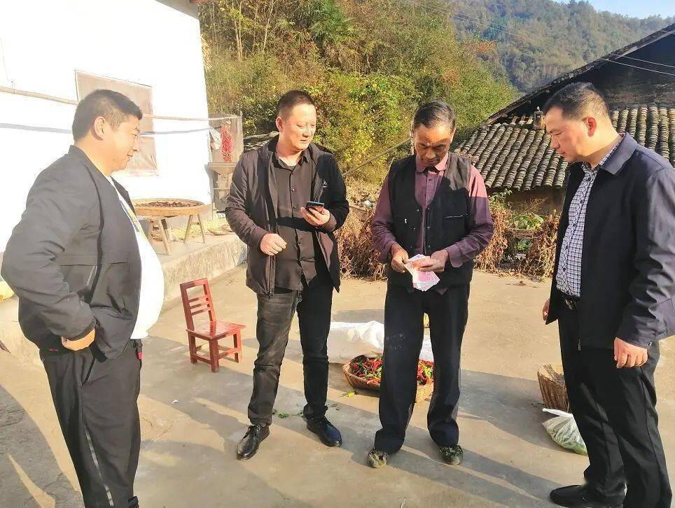 10月29日,县政协秘书长王光满带县政协委员,平利青创会员到西河镇三合