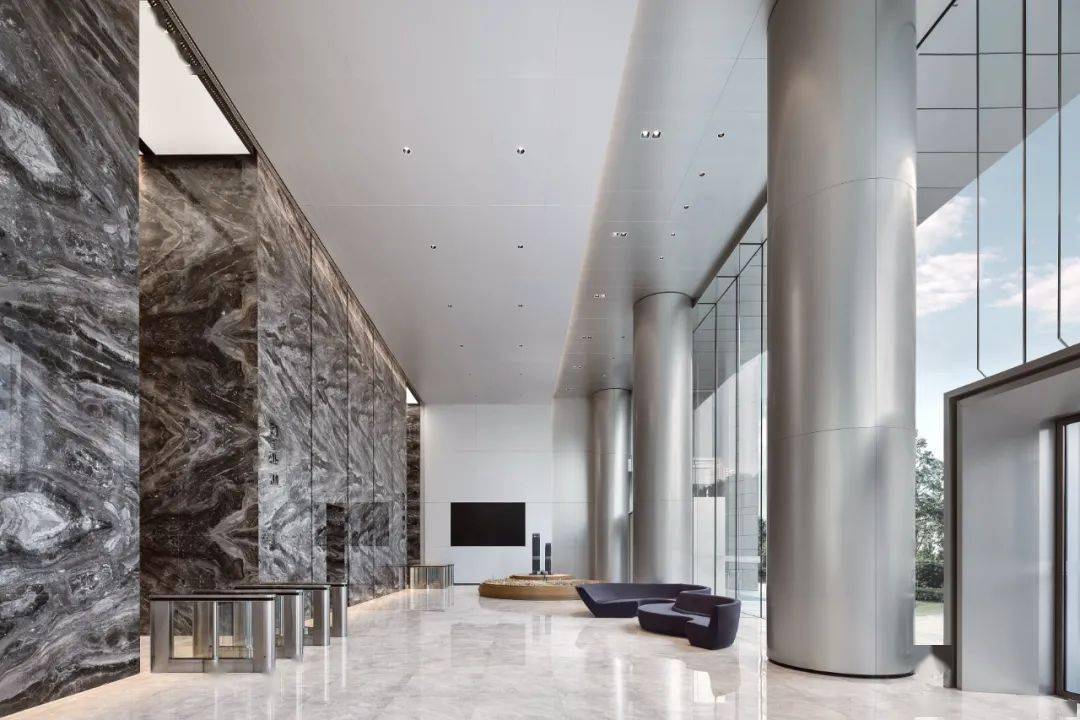 核心筒在石材的选用上,力求凸显力量感与天然石材的质感.