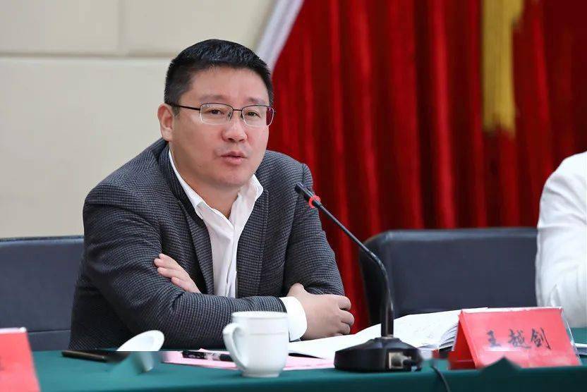 王越剑指出:江干工会抢占先机,追求一流,打造了全国首个劳模工匠文化