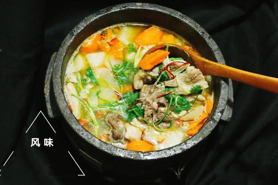 八坊十三巷就是一处温暖的存在,散落这里的石锅羊肉待你来探寻.