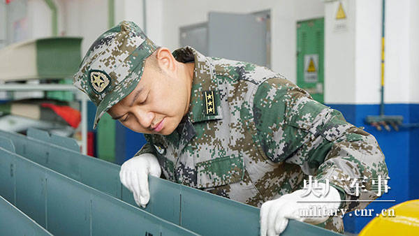 陆军装备部某航空军事代表局文职军代表刘文法但为强军业无悔脱军装