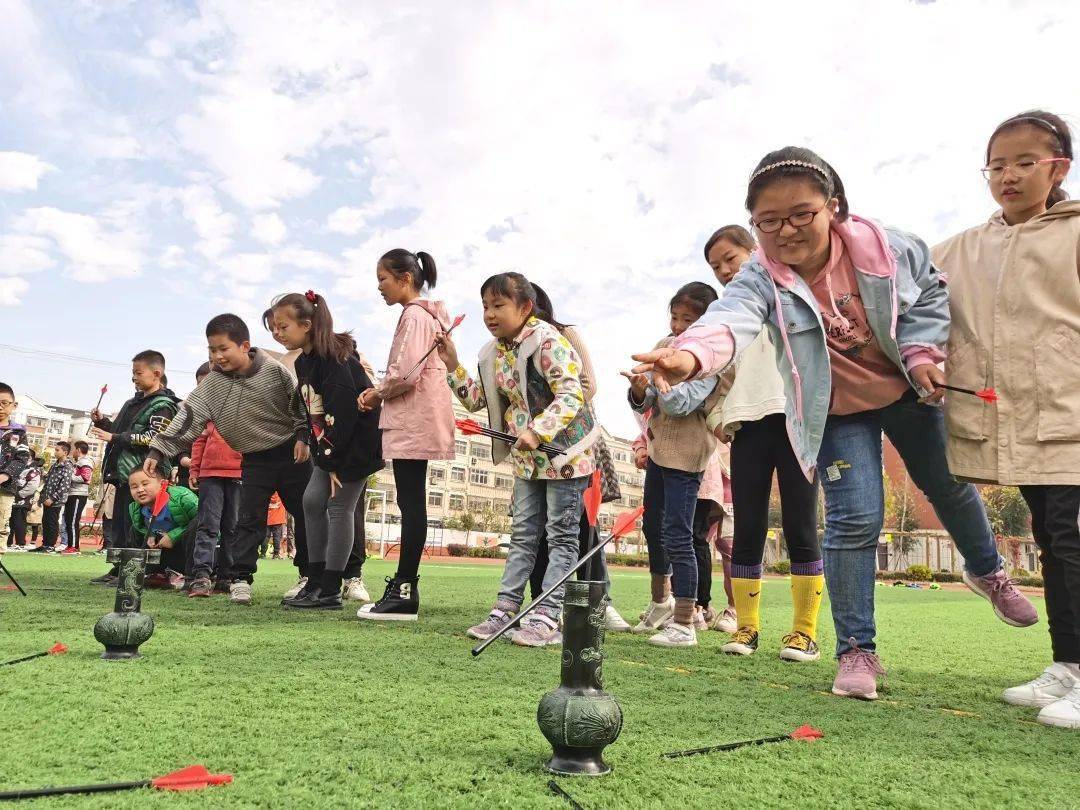 主题活动六艺课堂投壶射箭小雅士聊报小记者户外趣味体育活动进行中