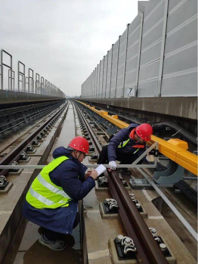小黄蜂助阵地铁8号线北段接触轨集中修效率提5倍