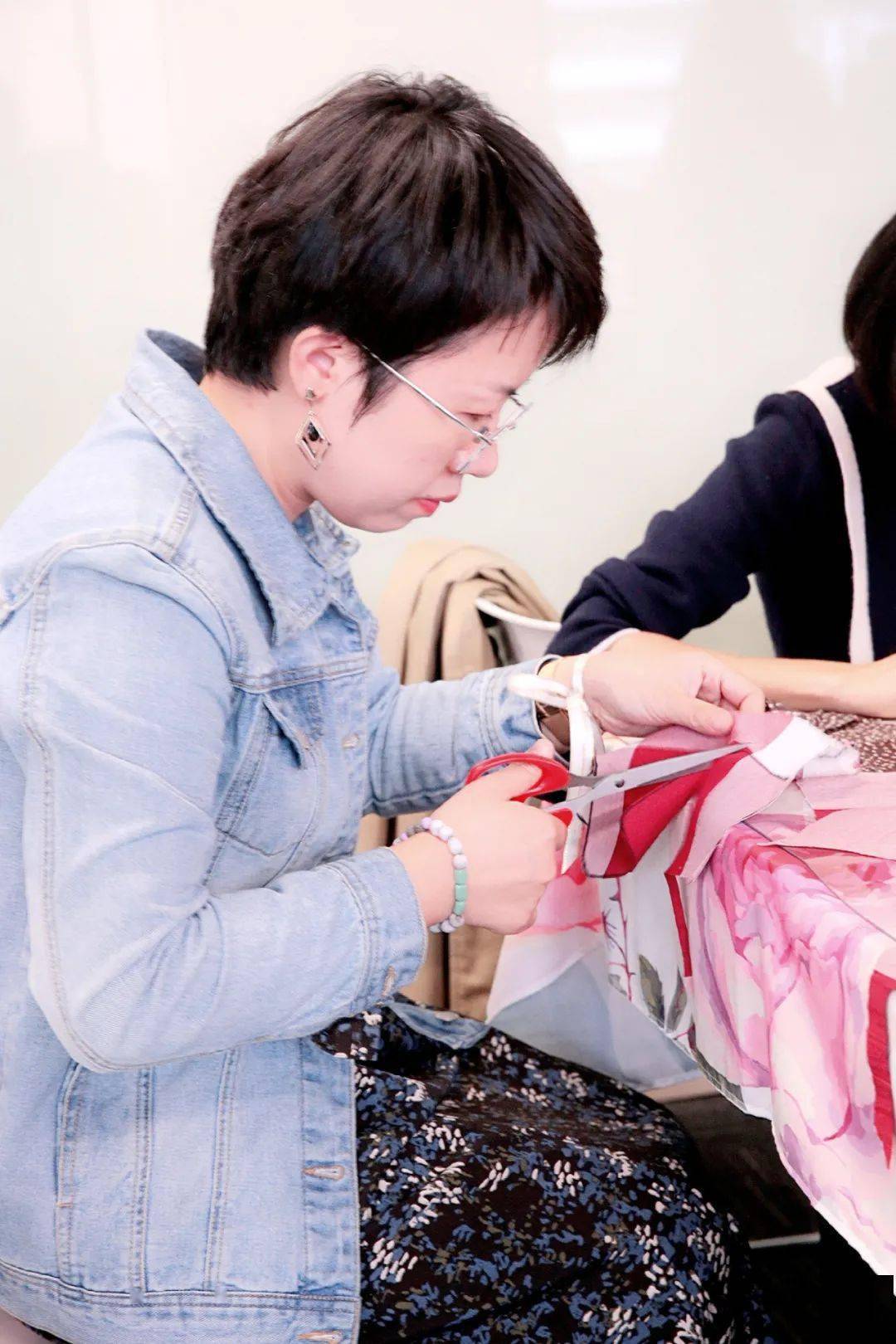 爱,给尼泊尔的女孩做卫生带我们举办了"女孩日"活动7月28日我们也在用