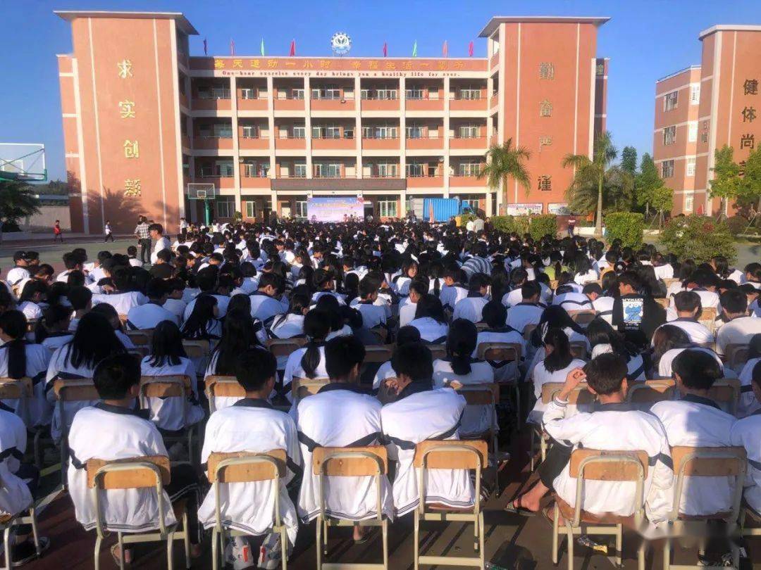 活动现场,来自惠来县潮剧演艺中心的演员们为师生带来了精彩的潮剧