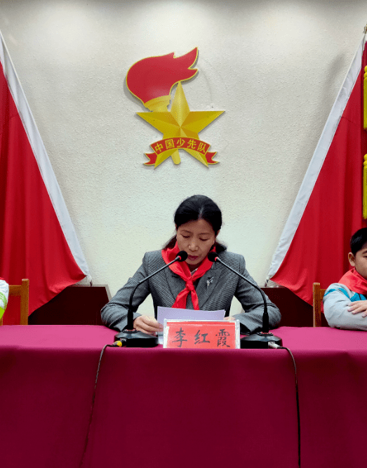 李红霞代表县委,县政府对大会的圆满召开和新当选的少工委委员表示