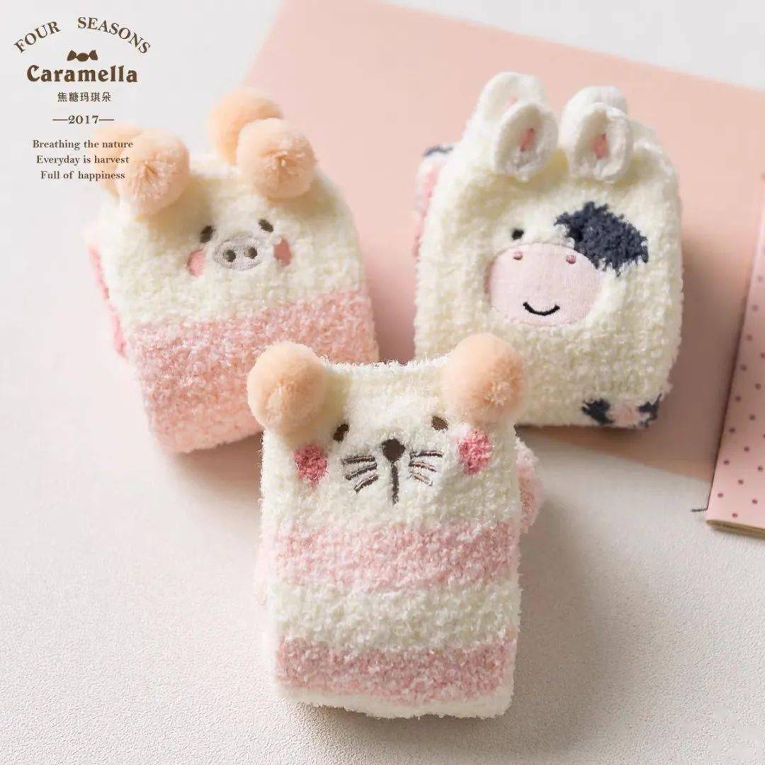 地板袜,短短像是船袜一样,  脚底有防滑橡胶条,可以直接踩在地上走.