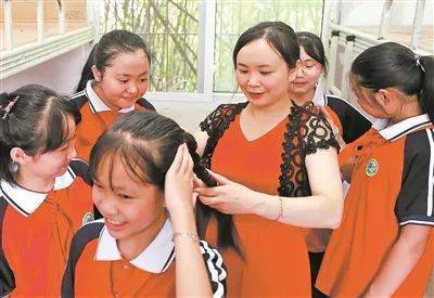 彭明钰(右一)和表姐都是炭库学校的学生,分别上三年级和六年级.