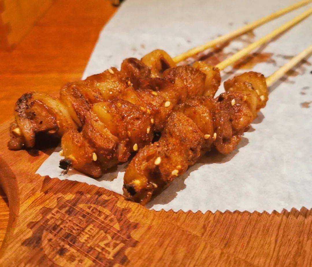 最后包裹一层猪油切除腰筋,凉水浸泡,反复冲洗望京腰子满嘴萦绕的都