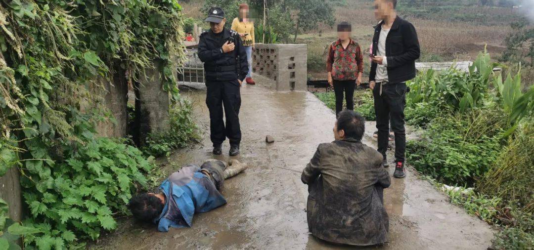 茶余饭后邻里纠纷泸州2男子约架在稀泥里翻滚