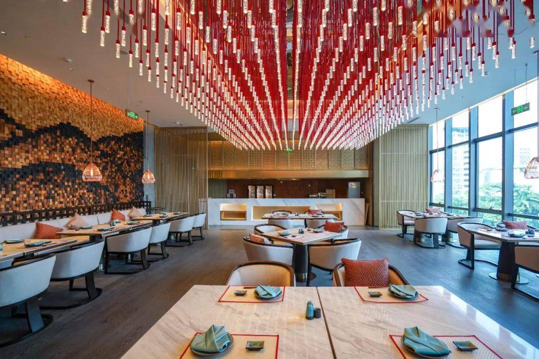 46层的彩云阁全日餐厅,提供每日丰富早餐,自助午餐及自助晚餐,早餐