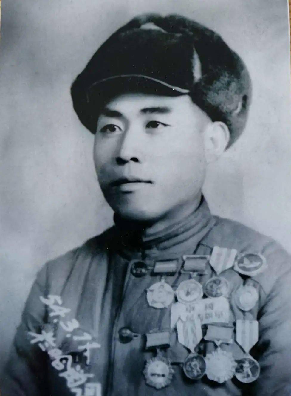 1951年1月12日,刘德金和45名工友义无反顾地登上开往朝鲜的列车.