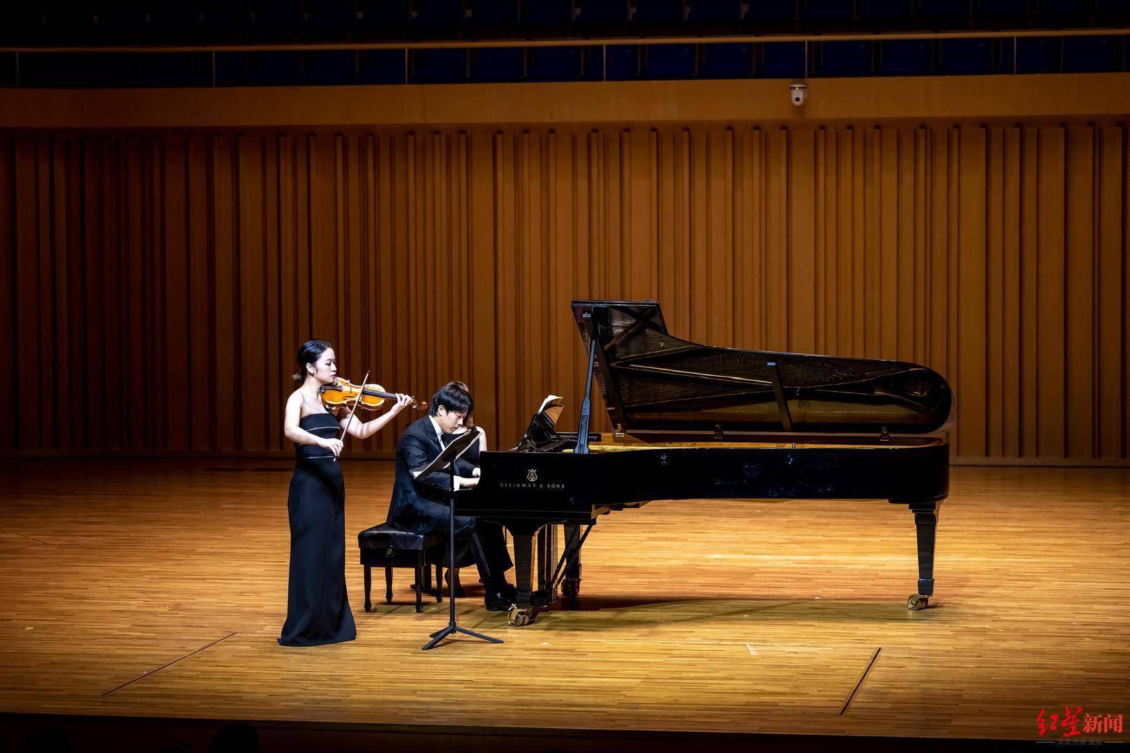 音乐会的下半场以各位演奏者的合作为主,有曾韵和钢琴家刘诗华合作的