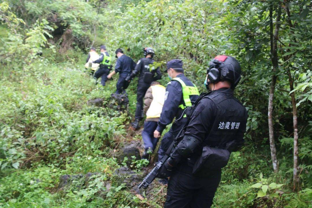 龙州:集中押解7名违法犯罪嫌疑人到边境指认现场-搜狐大视野-搜狐新闻