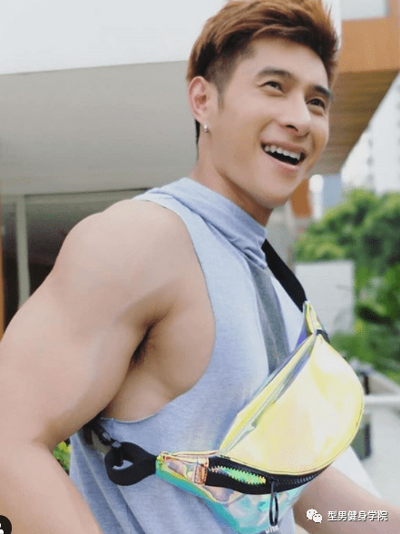 哆啦a梦出了成人版那个大胸肌肉男的胸肌真好看