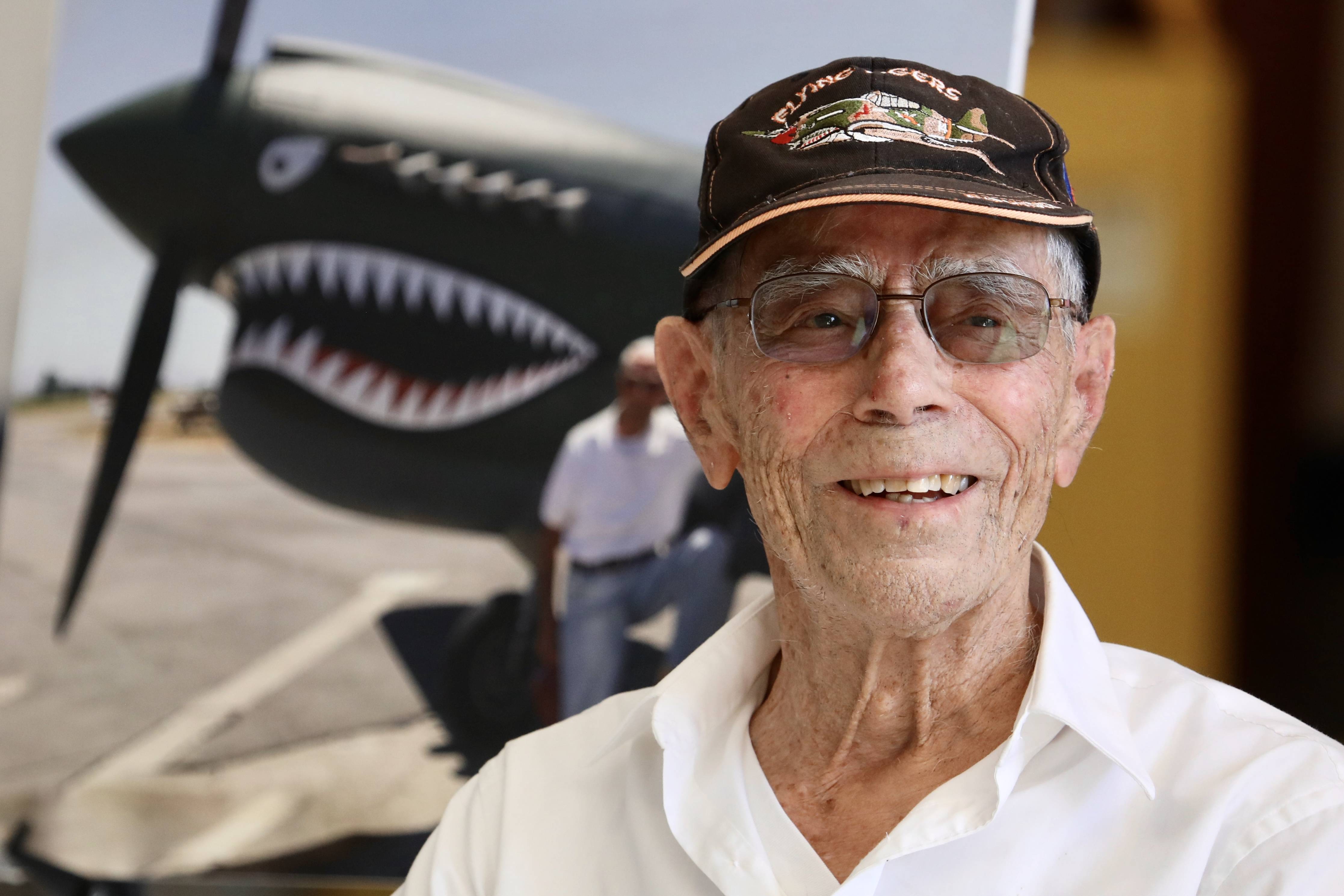 飞虎队百岁老兵驾机重上蓝天